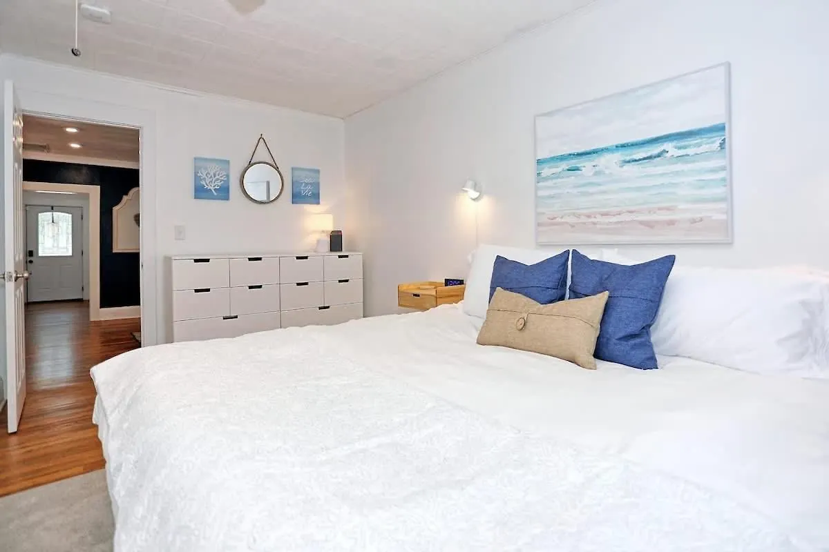 Adorable Bungalow Near City Marina & Tybee Beach Savannah