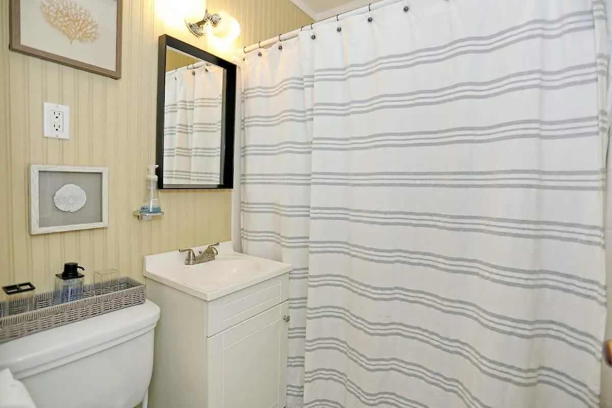Adorable Bungalow Near City Marina & Tybee Beach Savannah