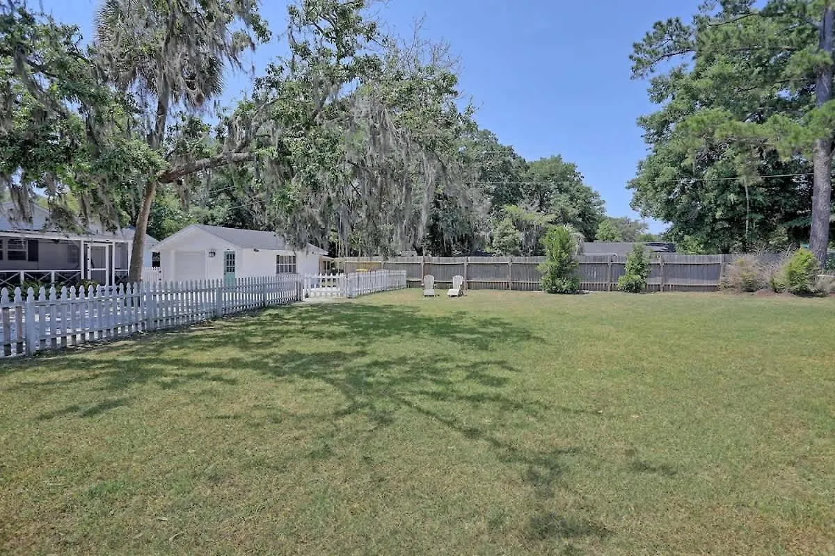 Adorable Bungalow Near City Marina & Tybee Beach Savannah