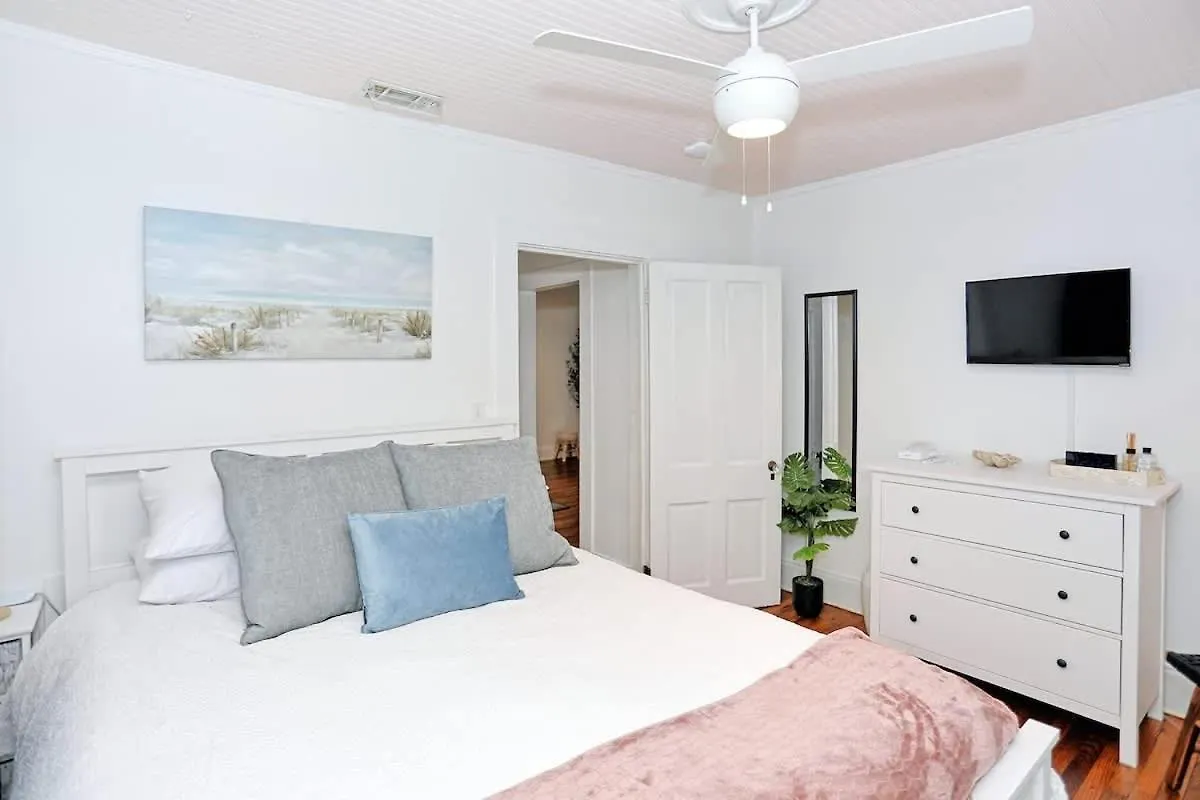 Adorable Bungalow Near City Marina & Tybee Beach Savannah Holiday home